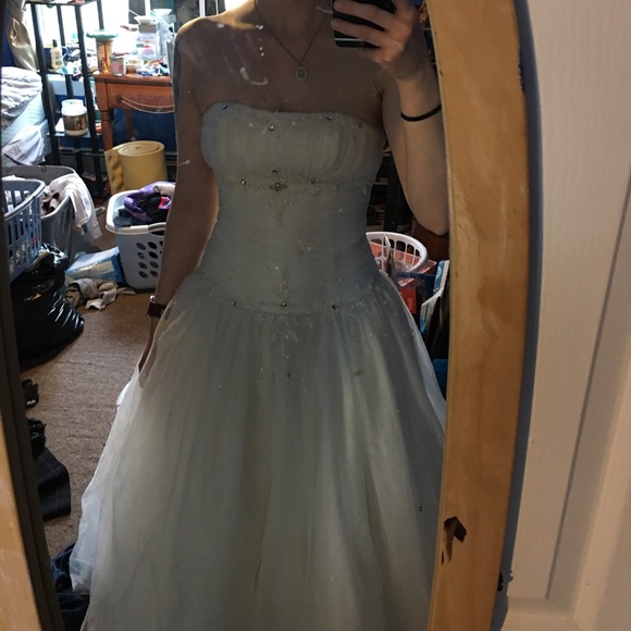 Formal gown/prom/semi formal/gala/wedding - Picture 8 of 8